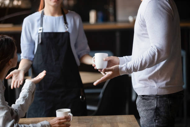 feche acima dos clientes indignado que discutem com empregada de mesa, conceito mau do serviço - rudeness - fotografias e filmes do acervo