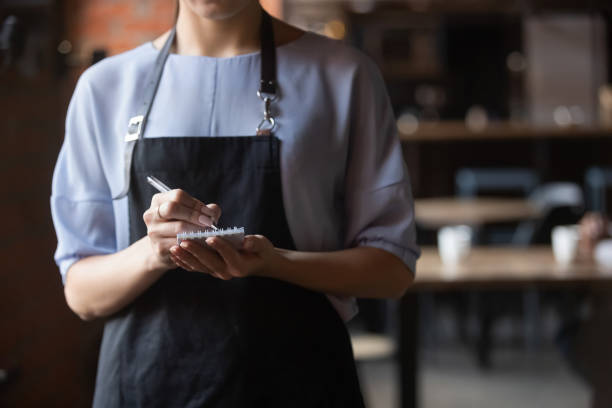 cerca de una camarera atractiva lista para tomar el orden en la cafetería - waiter fotografías e imágenes de stock