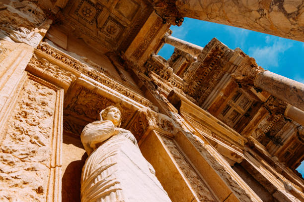 estatua en el frente de la biblioteca celsus - ephesus fotografías e imágenes de stock