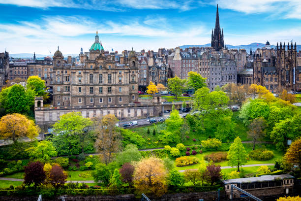 edinburgh eski kent, iskoçya, ingiltere havadan görünümü - princes street gardens stok fotoğraflar ve resimler