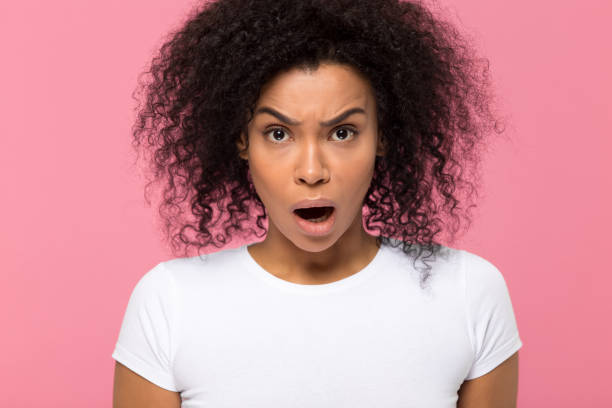ritratto donna africana bocca aperta si sente stupito espressioni facciali negative - mouth open women displeased anger foto e immagini stock