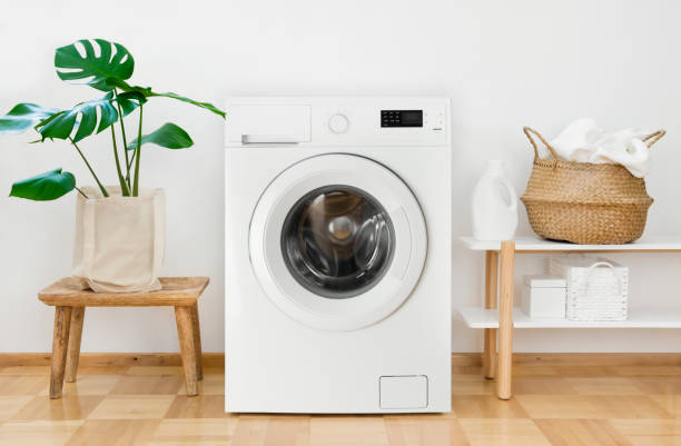 wäschewaschmaschine im waschraum-interieur - waschmaschine fotos stock-fotos und bilder