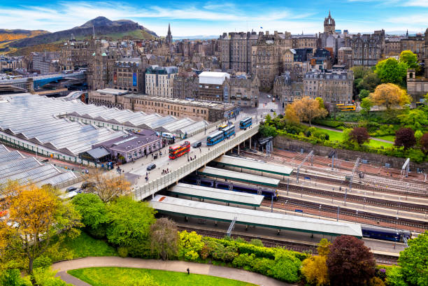 waverley istasyonu ve edinburgh eski kent, iskoçya, ingiltere havadan görünümü - princes street gardens stok fotoğraflar ve resimler