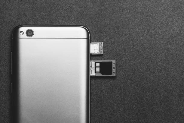 chinesisches smartphone xiaomi redmi 5a silber mit offenen steckplätzen für nano-sim-karten, micro-sd-laufwerk rückseite aus der nähe auf grauem hintergrund mit kopierplatz, schwarz-weiß-foto - memory card stock-fotos und bilder