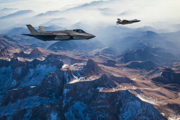 황혼에 산을 통해 비행 전투기 - defense industry 뉴스 사진 이미지