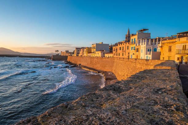 puesta de sol frente al mar en alghero (l'alguer), provincia de sassari, cerdeña, italia. - alghero fotografías e imágenes de stock