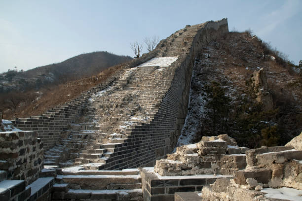 seção abandonada da grande muralha de china com neve - huanghuacheng - fotografias e filmes do acervo