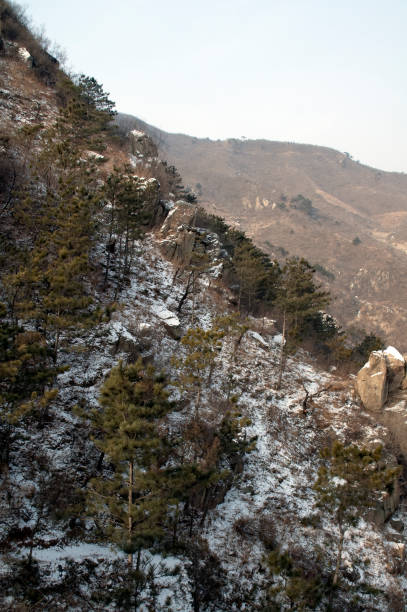 opinião do mountainside no inverno adiantado - huanghuacheng - fotografias e filmes do acervo