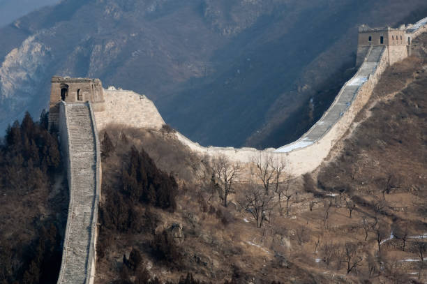 vista da grande muralha com as torres de vigia abandonadas - huanghuacheng - fotografias e filmes do acervo