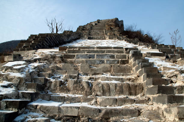 a grande muralha de china pisa na seção não restaurada da parede na neve - huanghuacheng - fotografias e filmes do acervo