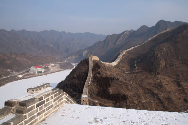 panorama da grande muralha de china e de um reservatório congelado - huanghuacheng - fotografias e filmes do acervo