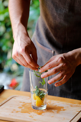 Preparing cocktail