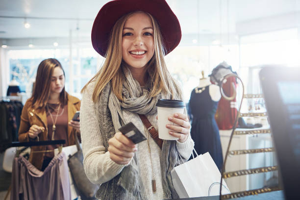 i work hard for days like this - clothing store paying cashier credit card imagens e fotografias de stock