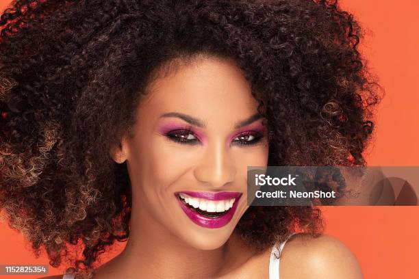 Foto de Mulher Bonita Com Maquiagem Brilhante e mais fotos de stock de  Maquiagem - Maquiagem, Maquiagem Cerimonial, Maquiagem de Palco - iStock