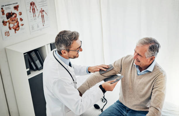 раннее выявление является лучшим лекарством - patient blood pressure gauge doctor male стоковые фото и изображения