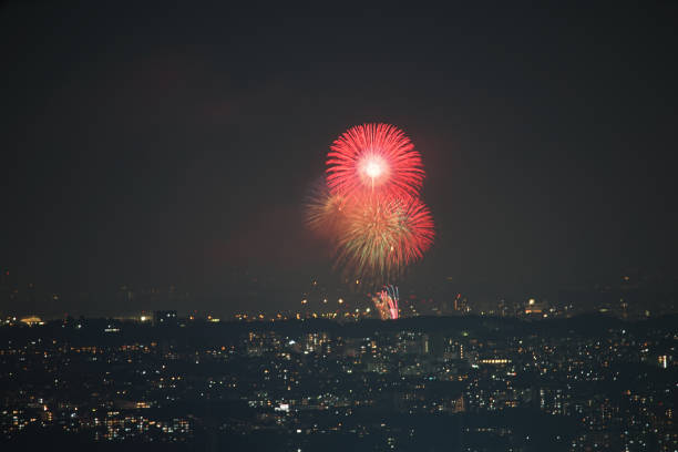 exposição dos fogos-de-artifício de chofu visível da torre do marco de yokohama - 13412 - fotografias e filmes do acervo