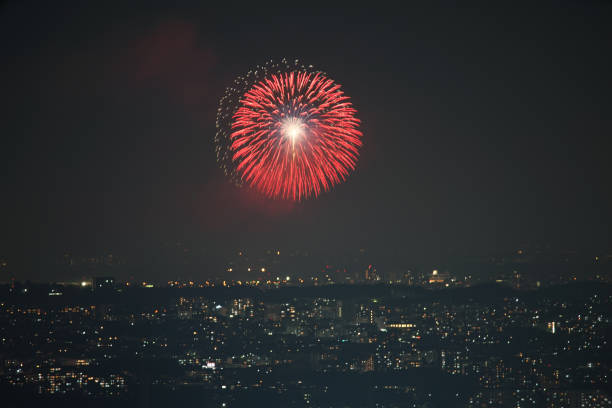 feux d’artifice de chofu visibles de la tour de landmark de yokohama - 13414 photos et images de collection