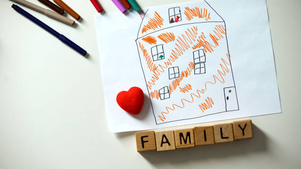 가족의 말씀, 근처에 있는 큐브, 하트 기호, 어린이 집 그림, 고아 - heart shape house family red 뉴스 사진 이미지