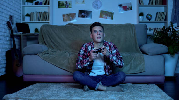 overemotional nastolatek poszycia gry wideo, niestabilne i niekontrolowane emocje - video game joystick leisure games control zdjęcia i obrazy z banku zdjęć