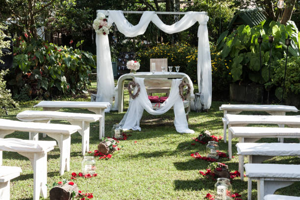 arco de la ceremonia de la boda, altar decorado con flores en el césped - croquet party front or back yard wedding fotografías e imágenes de stock
