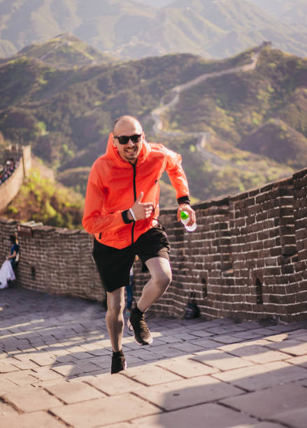 great wall runner - sunrise asia china climbing imagens e fotografias de stock