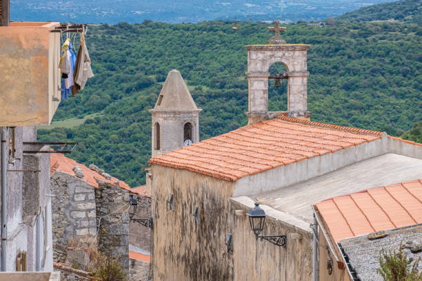 das dorf sedini, provinz sassari, sardinien, italien.  bekannt für seine mittelalterlichen architektonischen juwelen und den prähistorischen domus de janas sa rocca - domus stock-fotos und bilder