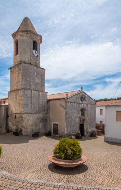 el pueblo de sedini, provincia de sassari, cerdeña, italia.  conocido por sus joyas arquitectónicas medievales y el prehistórico domus de janas sa rocca - domus fotografías e imágenes de stock