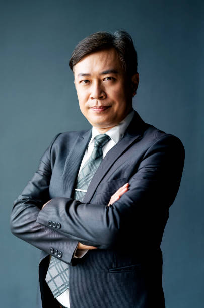 potret pengusaha dewasa dengan lengan disilangkan - taiwan foto potret stok, foto, & gambar bebas royalti