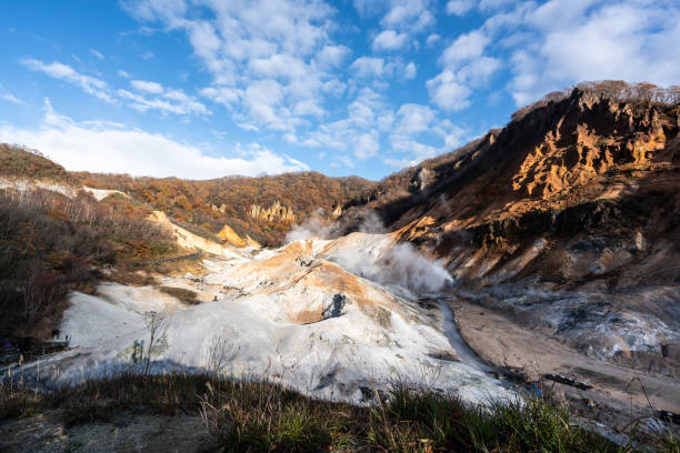 famose sorgenti termali di noboribetsu, hokkaido, giappone - jigokudani foto e immagini stock