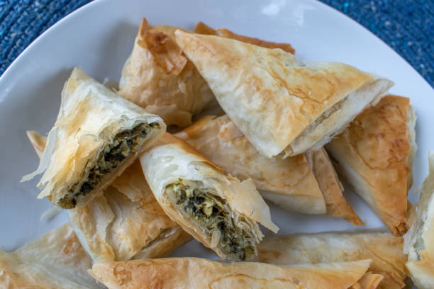 спанакопита греческий шпинат слоеное тесто пирог треугольники - pie spinach spanakopita filo pastry стоковые фото и изображения