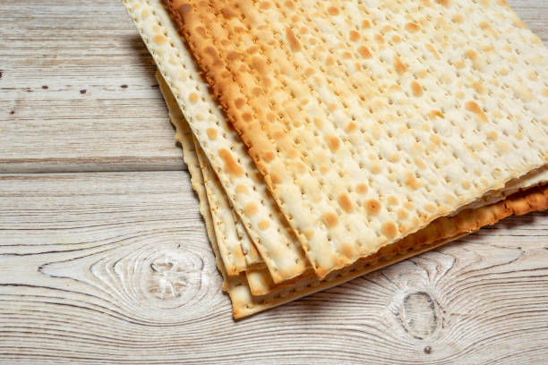 żydowski tradycyjny paschalna chleb matzo - cooking close up matzo food zdjęcia i obrazy z banku zdjęć