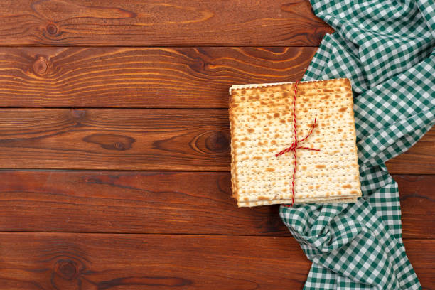 żydowski tradycyjny paschalna chleb matzo - cooking close up matzo food zdjęcia i obrazy z banku zdjęć