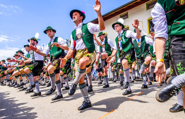 баварский танец - german culture oktoberfest dancing lederhosen стоковые фото и изображения