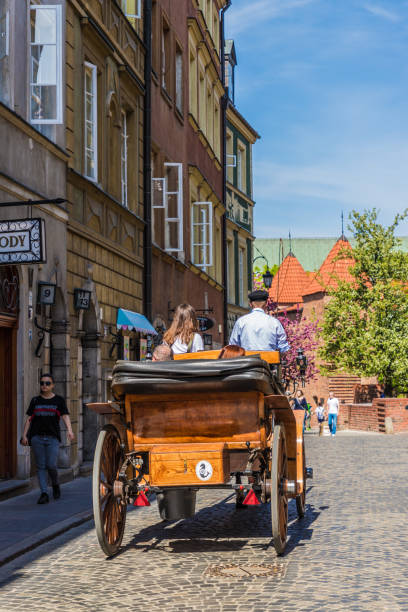 una vista típica en el casco antiguo de varsovia polonia - warsaw old town square fotografías e imágenes de stock