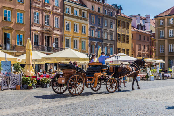 una vista típica en el casco antiguo de varsovia polonia - warsaw old town square fotografías e imágenes de stock