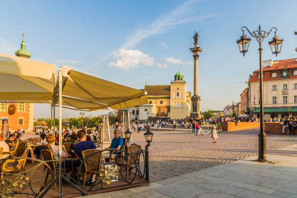 una vista típica en el casco antiguo de varsovia polonia - warsaw old town square fotografías e imágenes de stock