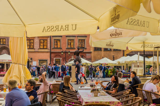 una vista típica en el casco antiguo de varsovia polonia - warsaw old town square fotografías e imágenes de stock