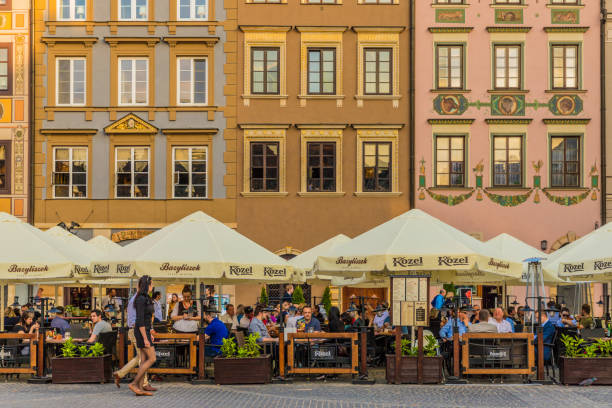 una vista típica en el casco antiguo de varsovia polonia - warsaw old town square fotografías e imágenes de stock