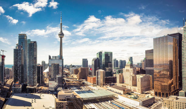 downtown toronto skyline panorama - cn tower stock-fotos und bilder