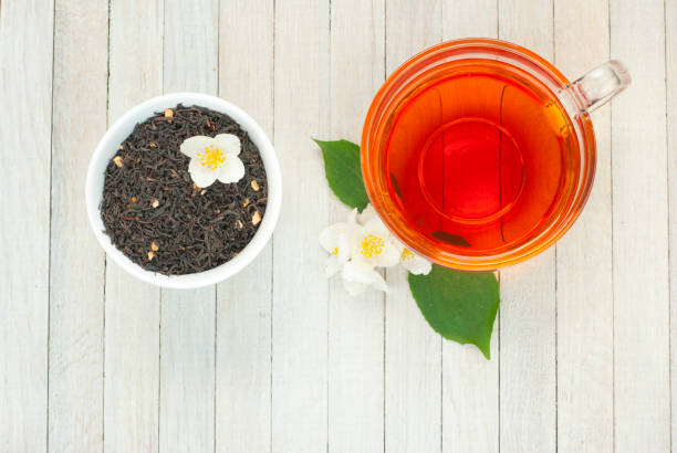 tè al gelsomino e foglie rancorate secche - tea jasmine tea green black foto e immagini stock