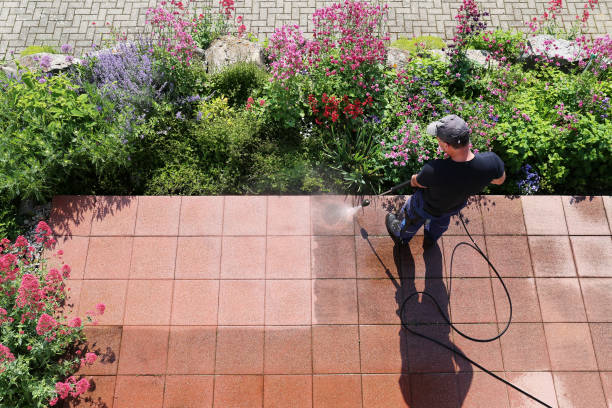 Cleaning stone slabs with the high-pressure cleaner Worker cleaning stone slabs with the high-pressure cleaner, seen from above, with space for text. washing stock pictures, royalty-free photos & images