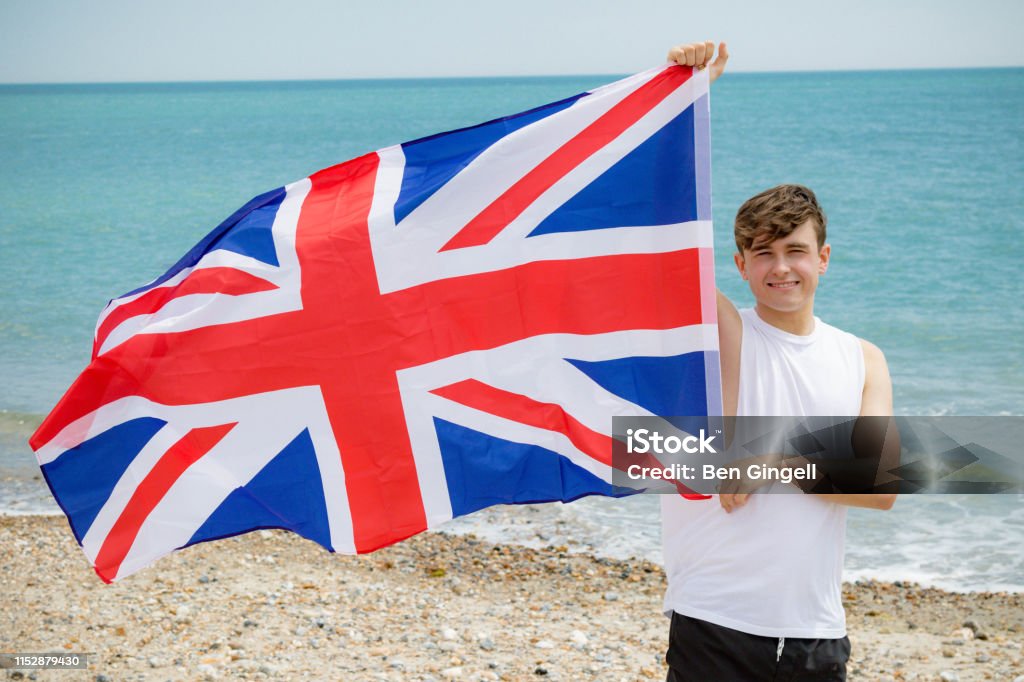 Kaukasischer Rüde an einem Strand mit britischer Flagge - Lizenzfrei Britische Flagge Stock-Foto