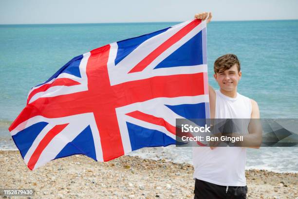Kaukasischer Rüde An Einem Strand Mit Britischer Flagge Stockfoto und mehr Bilder von Britische Flagge