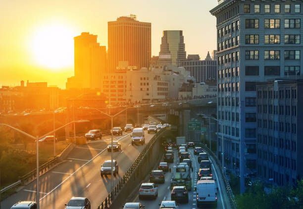 vista del traffico dell'ora di punta sulla brooklyn queens expressway a new york city - brooklyn bridge taxi new york city brooklyn foto e immagini stock