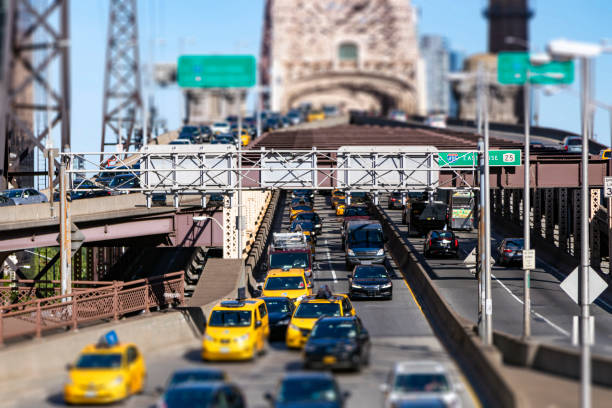 new york city - vista affollata del queensboro bridge a manhattan con traffico nelle ore di punta - brooklyn bridge taxi new york city brooklyn foto e immagini stock