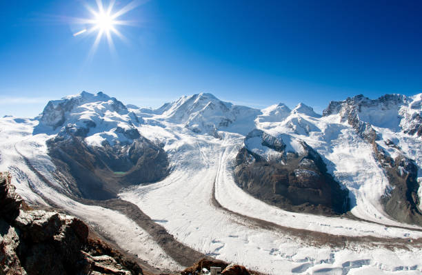 paisaje de hielo en los alpes - aletsch glacier fotografías e imágenes de stock