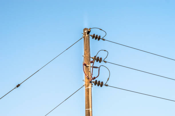 istock high voltage transmission line and sky in background 1152890350
