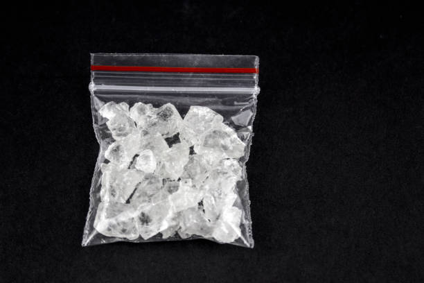 methamphetamine and handcuffs - ecstasy imagens e fotografias de stock