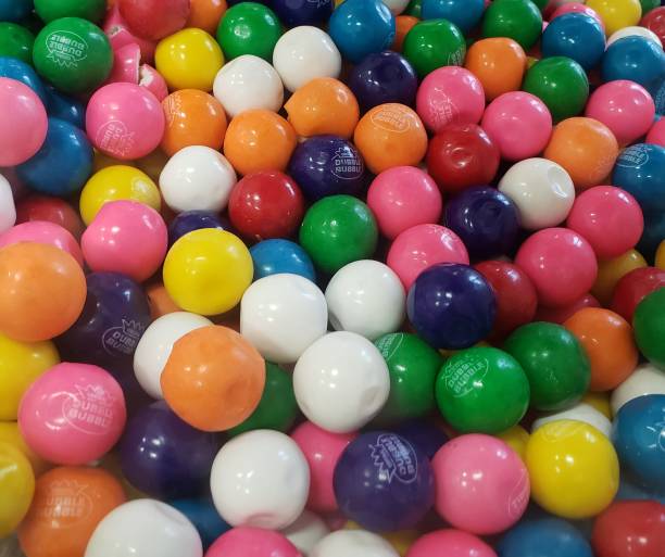 bunte gumballs - kaugummiautomat stock-fotos und bilder