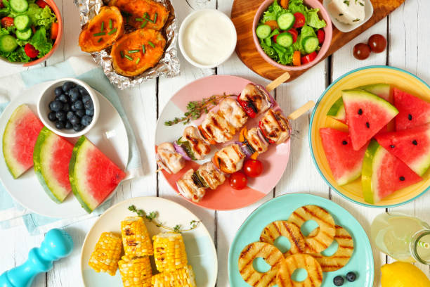 barbecue d’été ou pique-niquer plat table scène sur bois blanc - multi colored picnic dinner lunch photos et images de collection